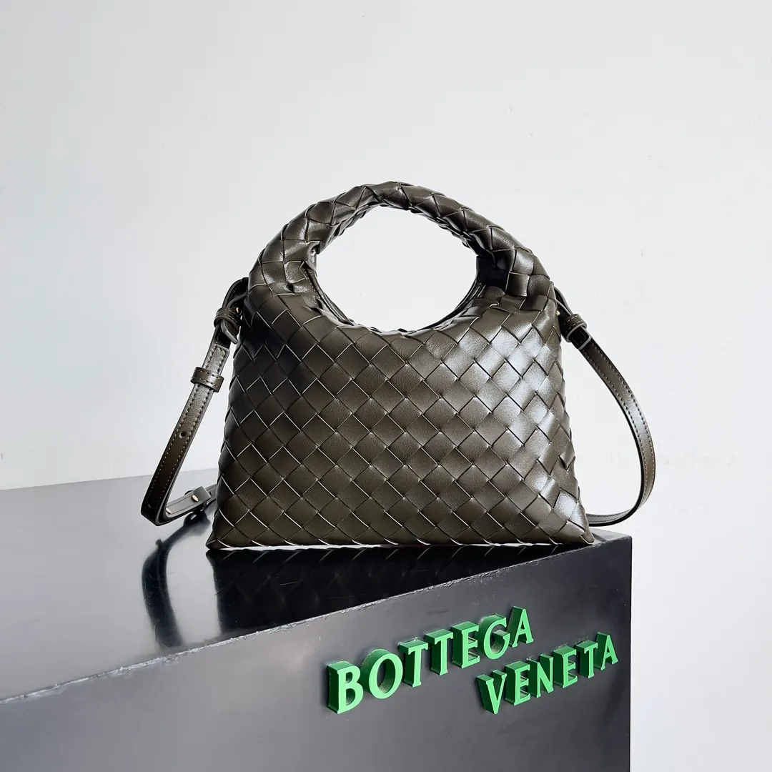 Batch 1400 BV 24 early spring new mini Hop has finally arrived! ! ! The small one is really exquisite and textured, and the calf leather really shows off your temperament! ! ! Its shoulder strap is detachable, so it can be carried by hand or worn cross-body, which is really very practical! Moreover, the 15ProMax mobile phone can also be placed, so there is no need to worry about the problem of not being able to place the mobile phone. 📱 Style number: 777586 Size: 25.5*14.5*11cm
